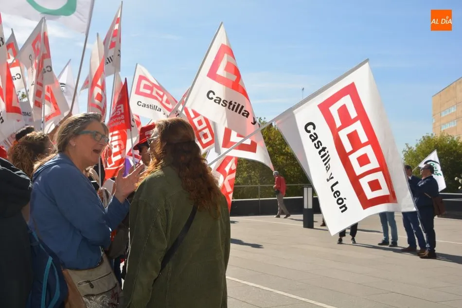 Foto 11 - UGT, CCOO y CSIF exigen a la Junta la jornada de 35 horas para los empleados p&uacute;blicos