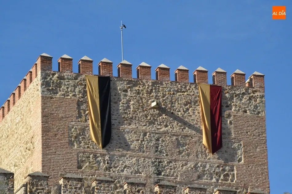 Los pendones medievales ya adornan el Parador y la Casa Consistorial  