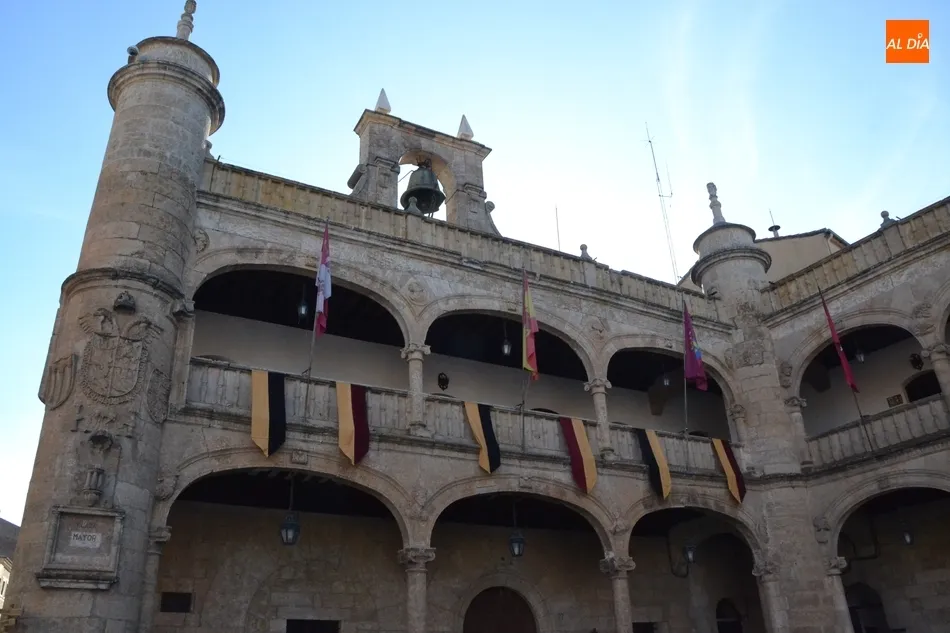 Foto 9 - Los pendones medievales ya adornan el Parador y la Casa Consistorial  