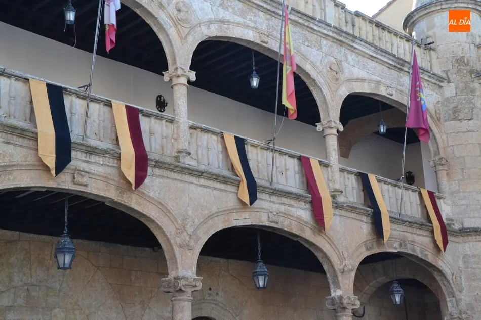 Foto 10 - Los pendones medievales ya adornan el Parador y la Casa Consistorial  