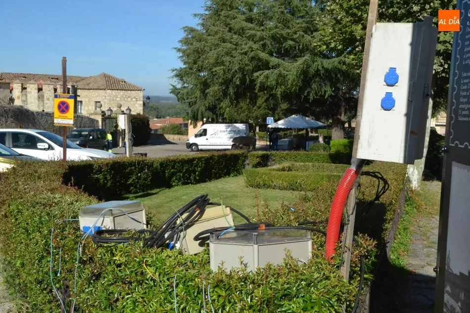 Foto 6 - Los pendones medievales ya adornan el Parador y la Casa Consistorial  