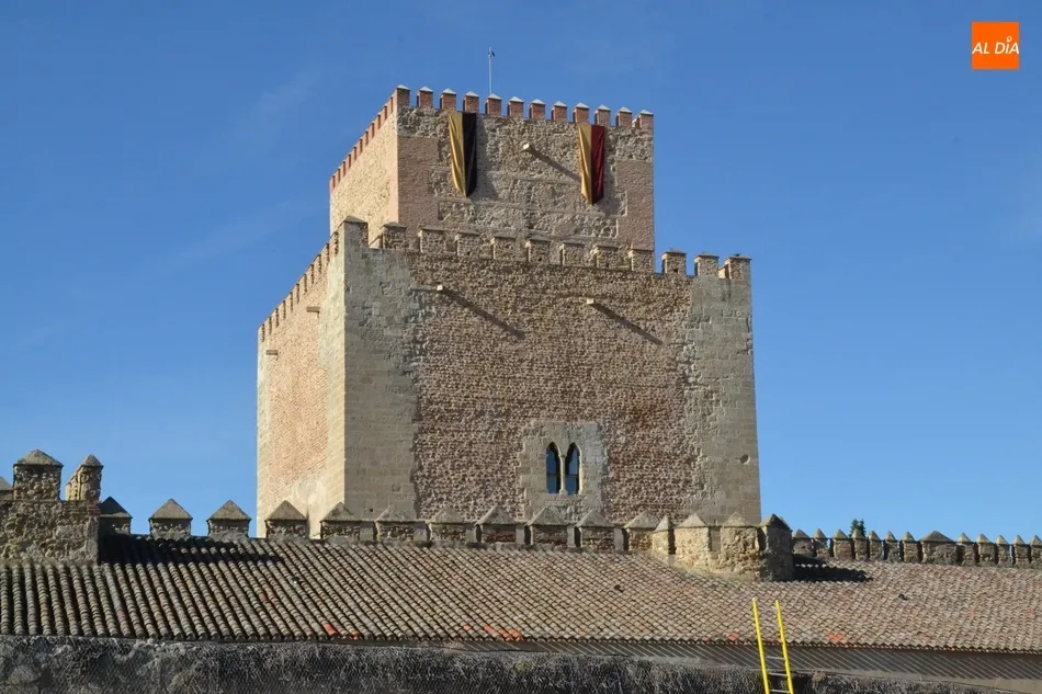 Foto 7 - Los pendones medievales ya adornan el Parador y la Casa Consistorial  