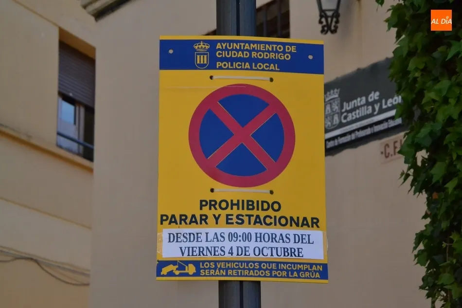 Foto 4 - Los pendones medievales ya adornan el Parador y la Casa Consistorial  