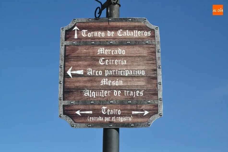 Foto 2 - Los pendones medievales ya adornan el Parador y la Casa Consistorial  