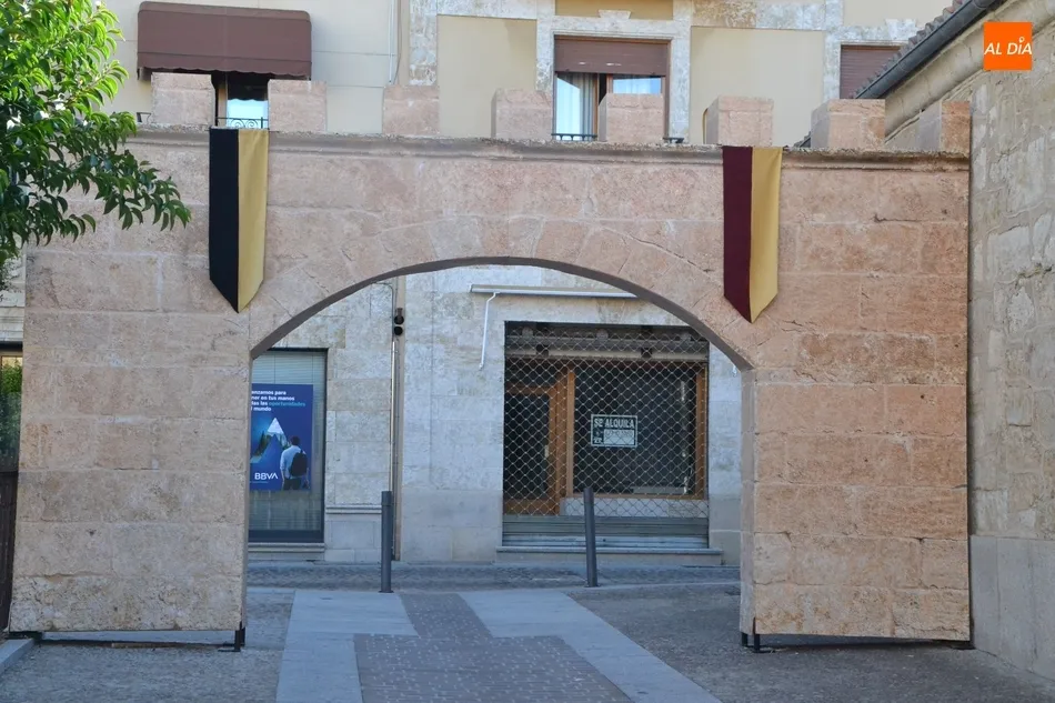 Foto 3 - Los pendones medievales ya adornan el Parador y la Casa Consistorial  