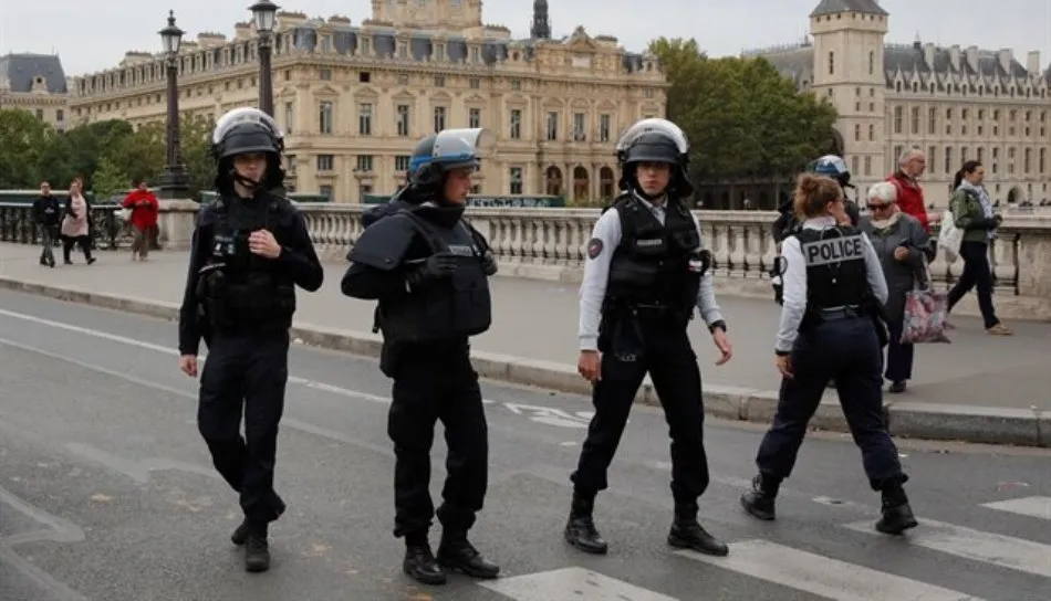Agentes de Policía franceses desplegados en frente de la comisaría de París en la que se ha producido un ataque con cuchillo. Foto de Europa Press