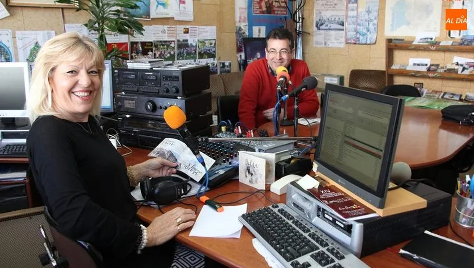 María Teresa Marcos, locutora de la radio municipal en uno de sus programas / CORRAL