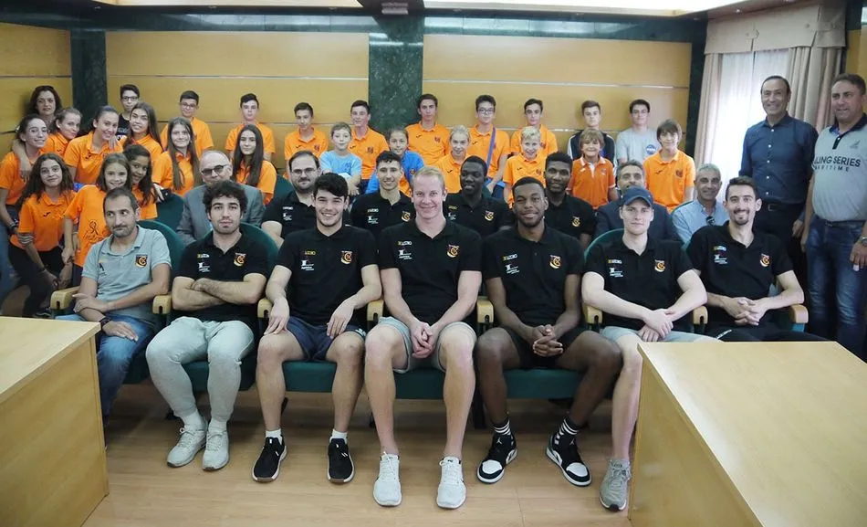 El alcalde y el concejal de Deportes han recibido en el Ayuntamiento a los miembros del Aquimisa