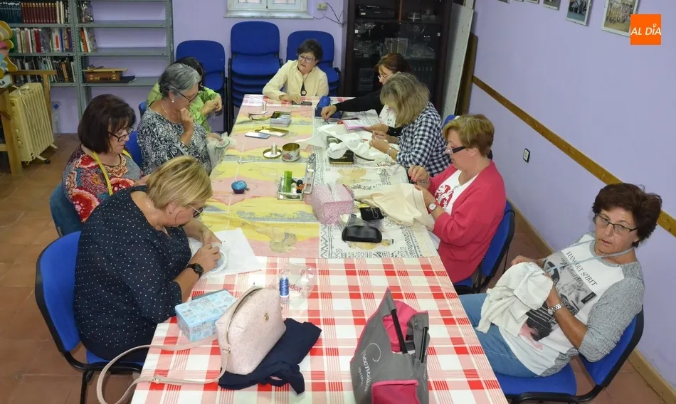 El Botón Charro pone en marcha su taller de bordado con casi una veintena de participantes  