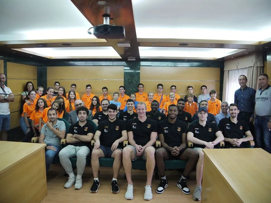 Foto 2 - El Ayuntamiento felicita al Aquimisa Carbajosa por su proclamaci&oacute;n como campe&oacute;n de la Copa EBA de ...