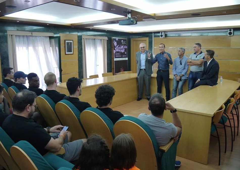 Foto 5 - El Ayuntamiento felicita al Aquimisa Carbajosa por su proclamaci&oacute;n como campe&oacute;n de la Copa EBA de ...