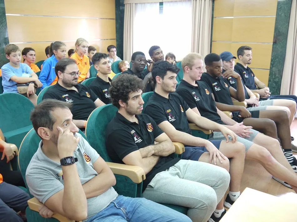 Foto 3 - El Ayuntamiento felicita al Aquimisa Carbajosa por su proclamaci&oacute;n como campe&oacute;n de la Copa EBA de ...
