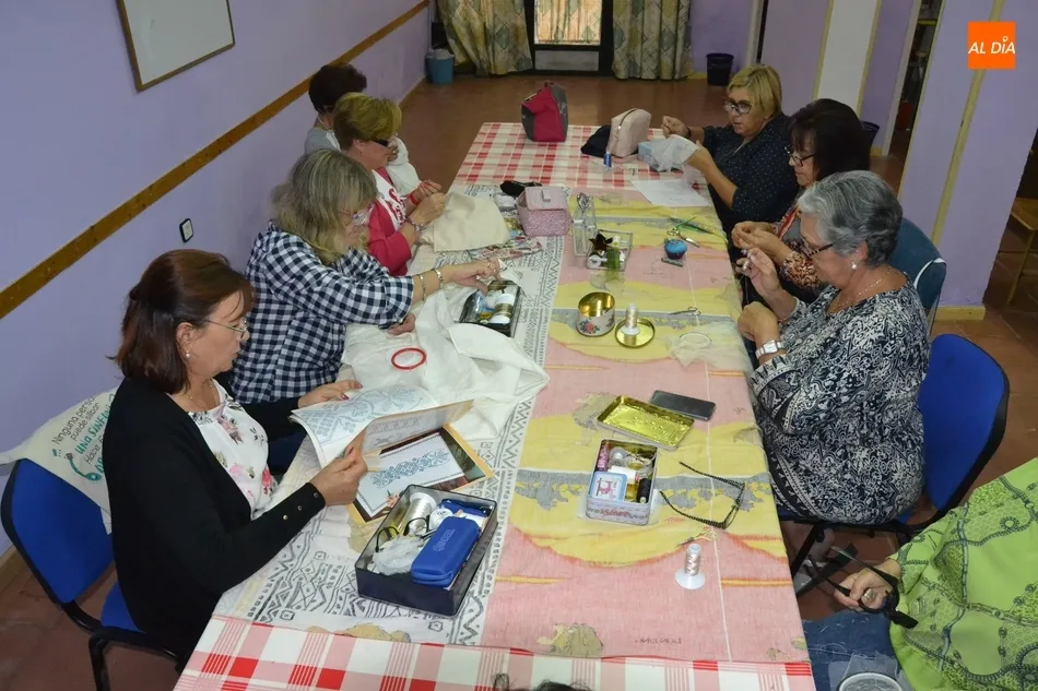 Foto 3 - El Bot&oacute;n Charro pone en marcha su taller de bordado con casi una veintena de participantes  