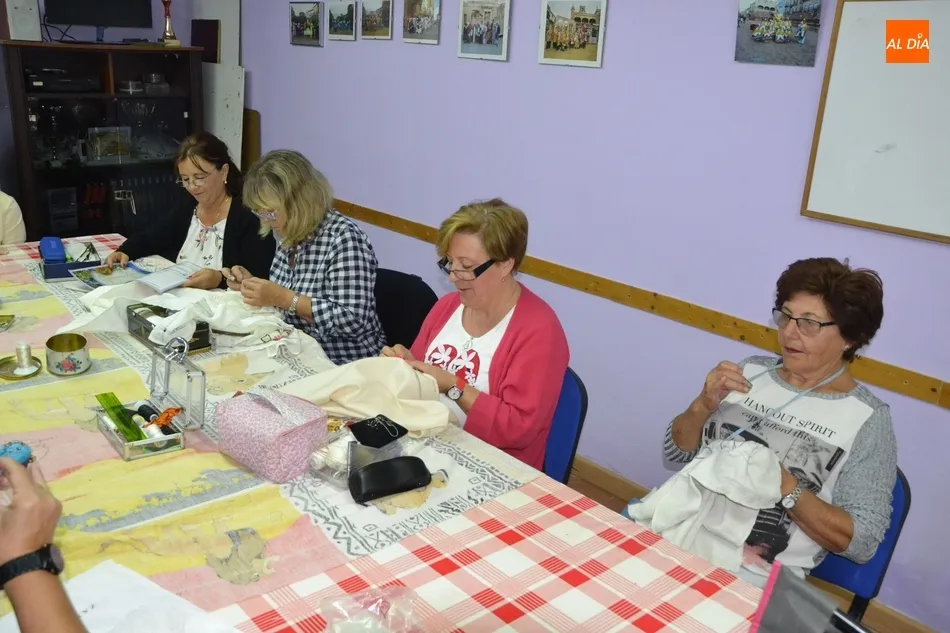 Foto 5 - El Bot&oacute;n Charro pone en marcha su taller de bordado con casi una veintena de participantes  