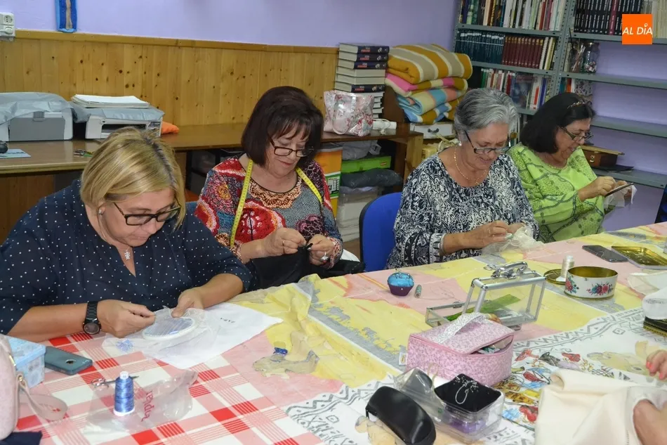 Foto 6 - El Bot&oacute;n Charro pone en marcha su taller de bordado con casi una veintena de participantes  