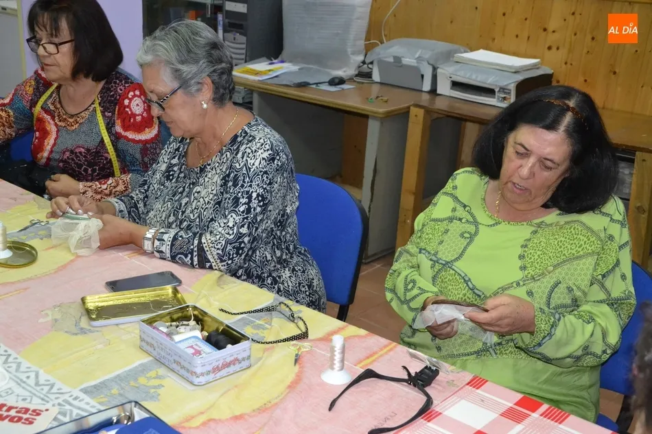 Foto 4 - El Bot&oacute;n Charro pone en marcha su taller de bordado con casi una veintena de participantes  