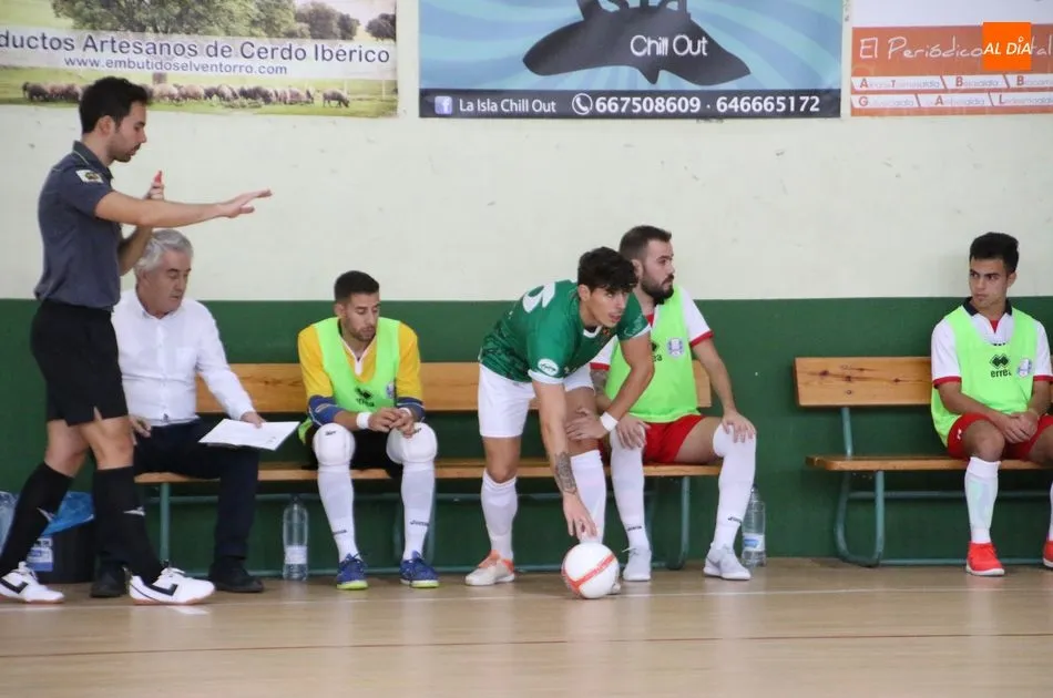 Raúl se dispone a sacar de banda en el partido frente al Puertas Deyma / Archivo