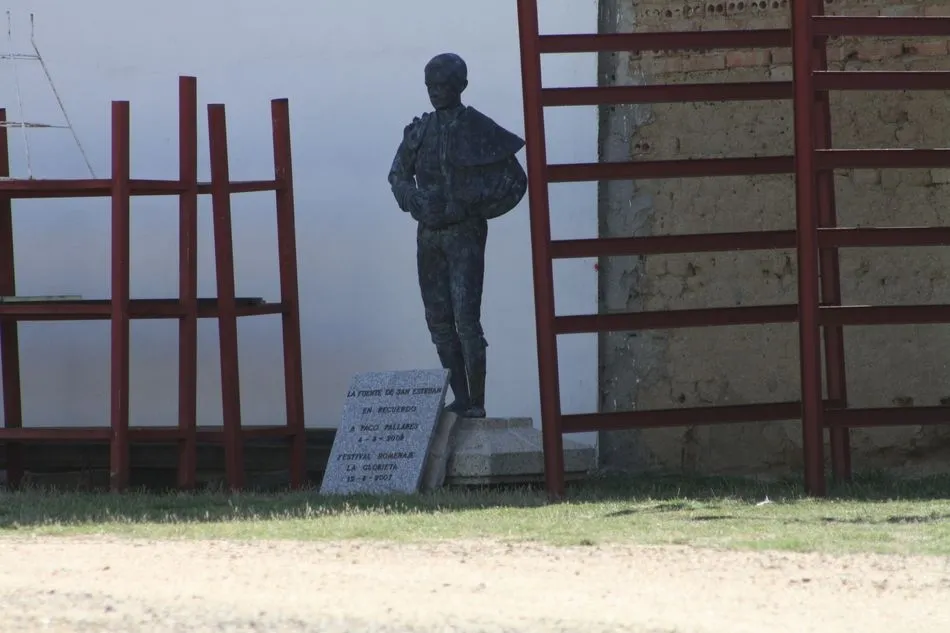 Desde enero, la escultura de Pallarés permanece arrinconada en su solar, algo totalmente incomprensible cuando en primavera finalizaron las obras de la Plaza del Mercado