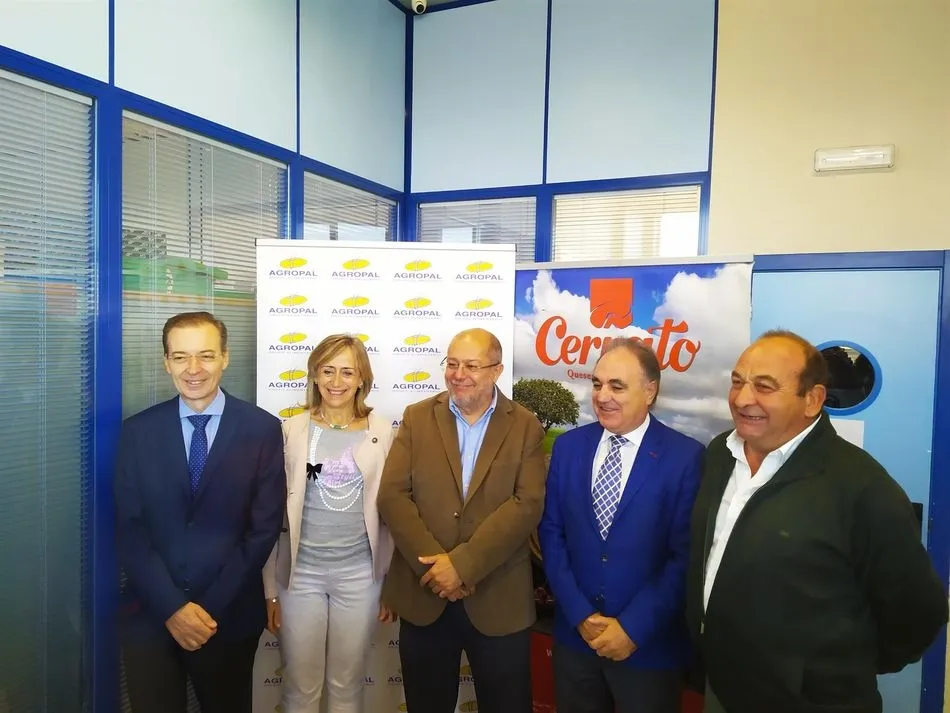 El vicepresidente y portavoz de la Junta de Castilla y León, Francisco Igea, durante su vista a la fábrica de Quesos Cerrato | EP