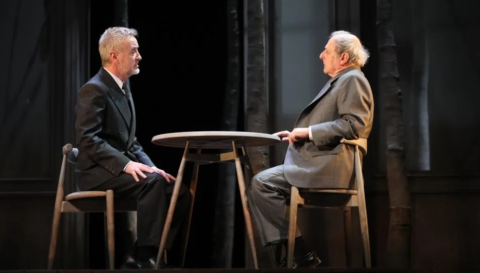  Emilio Gutiérrez Caba y Carlos Hipólito en una de las escenas de la obra Copenhague