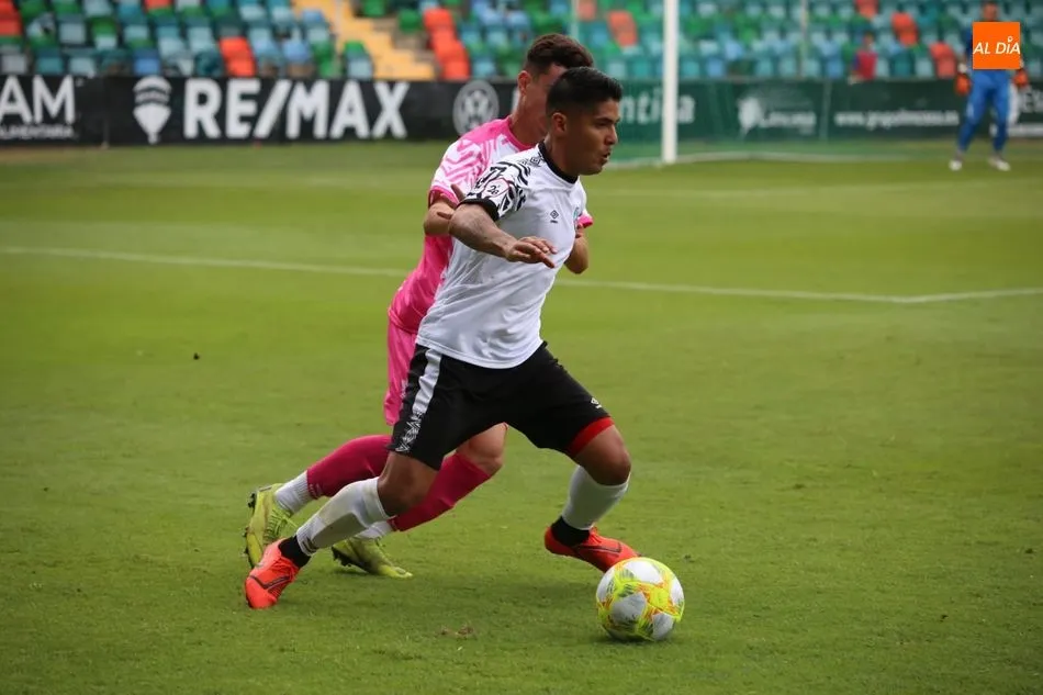 Galván se lleva un balón en el Helmántico