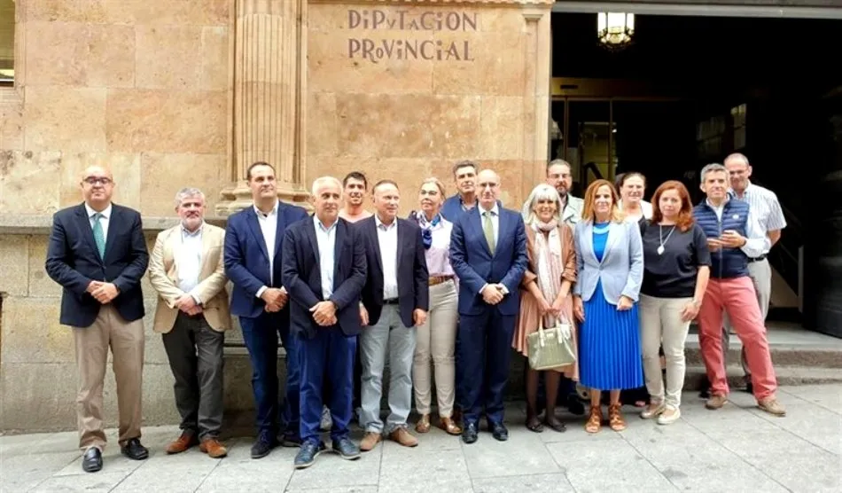Javier Iglesias, presidente de la Diputación, junto a su equipo de Gobierno, a la puerta de La Salina
