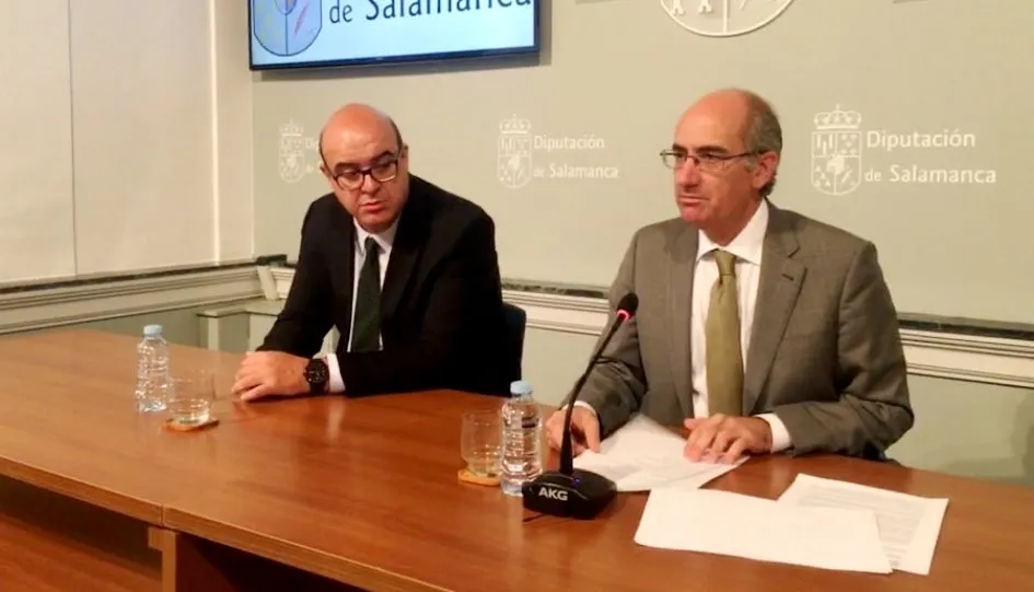El presidente de la Diputación de Salamanca, Javier Iglesias, a la derecha, en una rueda de prensa anterior