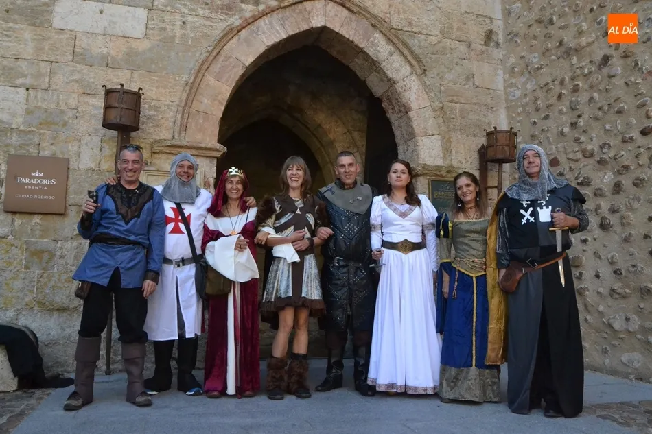 Una pareja contrae matrimonio en el Parador al estilo medieval aprovechando la Feria  
