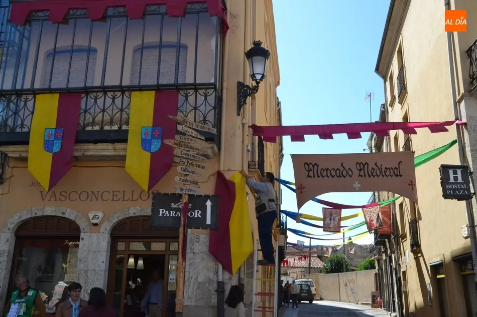 Gran despliegue ornamental en el centro histórico con motivo de la Feria Medieval  
