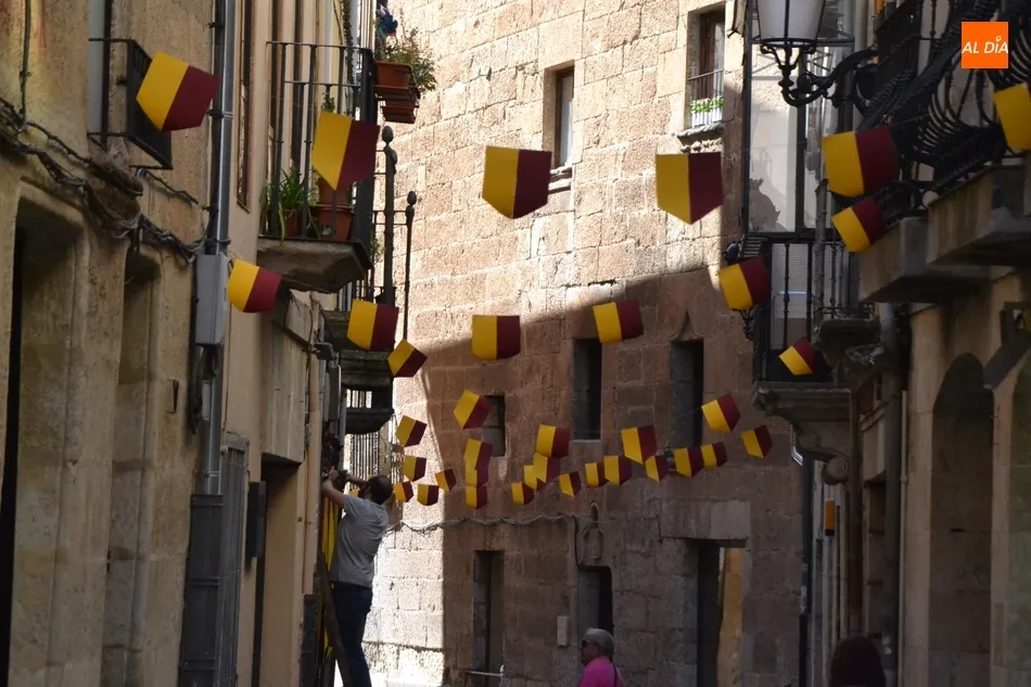 Foto 5 - Gran despliegue ornamental en el centro hist&oacute;rico con motivo de la Feria Medieval  