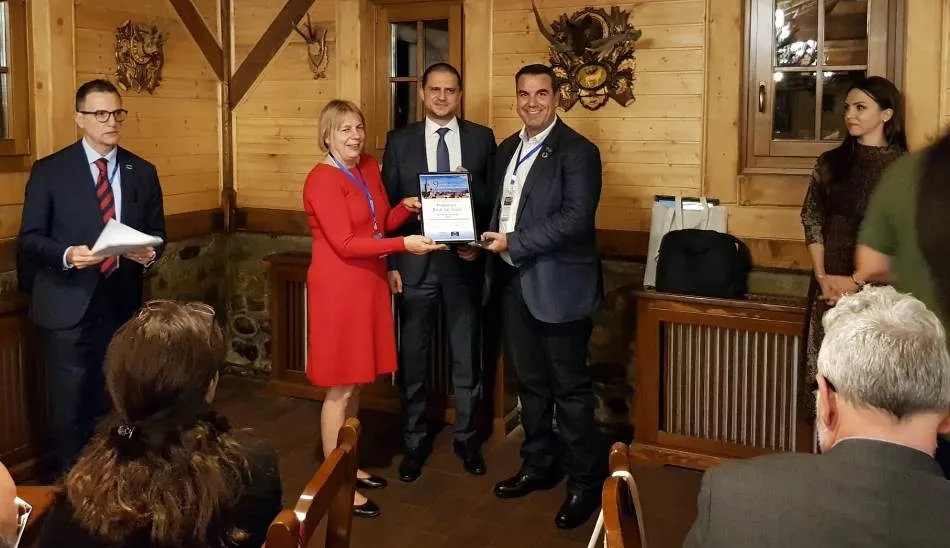 Entrega de un premio a la Ruta Cultural de la que forma parte Siega Verde