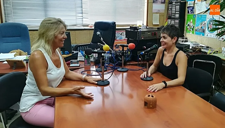 La locutora, María Teresa Marcos y Adafrancys Salazar en la radio municipal presentando el programa de actividades