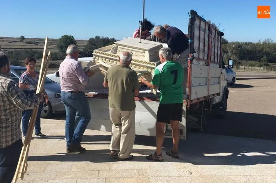 Foto 5 - La Virgen del Socorro es trasladada a la iglesia parroquial de Vitigudino por obras en la ermita  