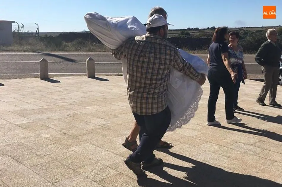 Foto 4 - La Virgen del Socorro es trasladada a la iglesia parroquial de Vitigudino por obras en la ermita  