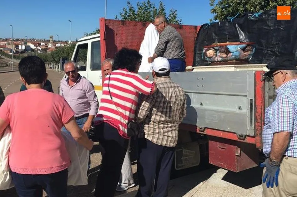 Foto 3 - La Virgen del Socorro es trasladada a la iglesia parroquial de Vitigudino por obras en la ermita  
