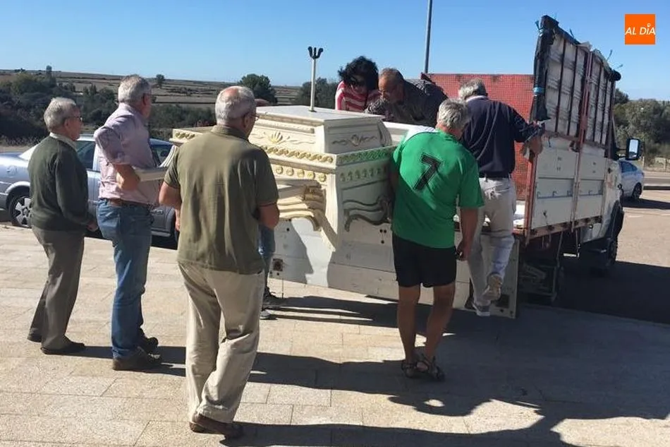 Foto 2 - La Virgen del Socorro es trasladada a la iglesia parroquial de Vitigudino por obras en la ermita  