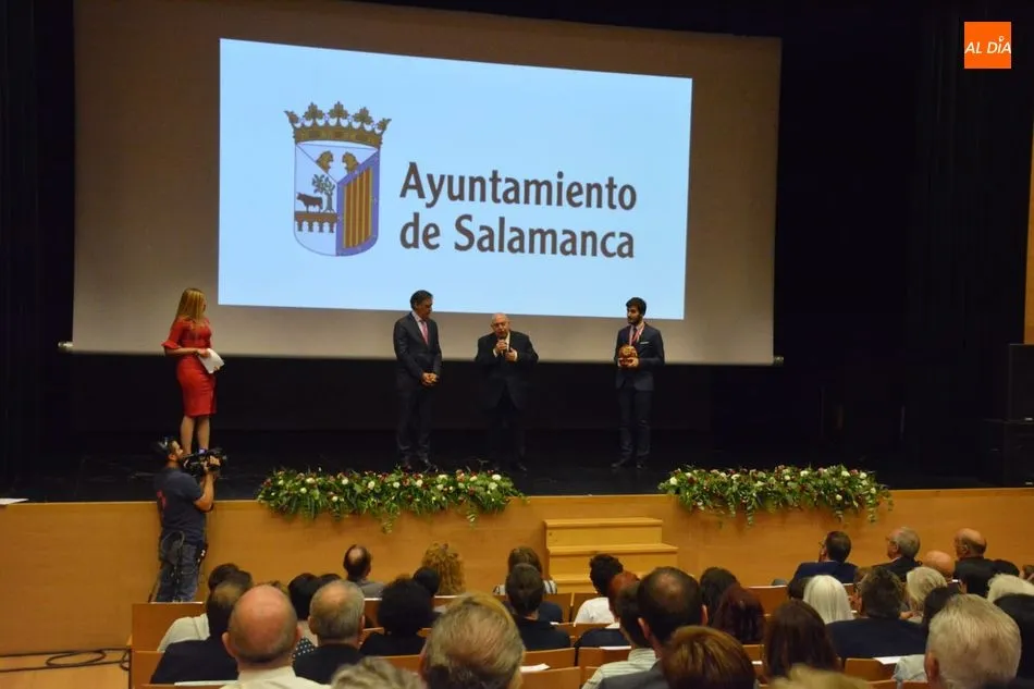 Carbayo, con un premiado / Lydia González