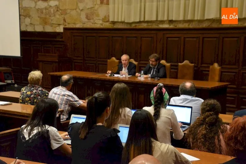 Charla impartida por el catedrático Eliseo Aja / Lydia González