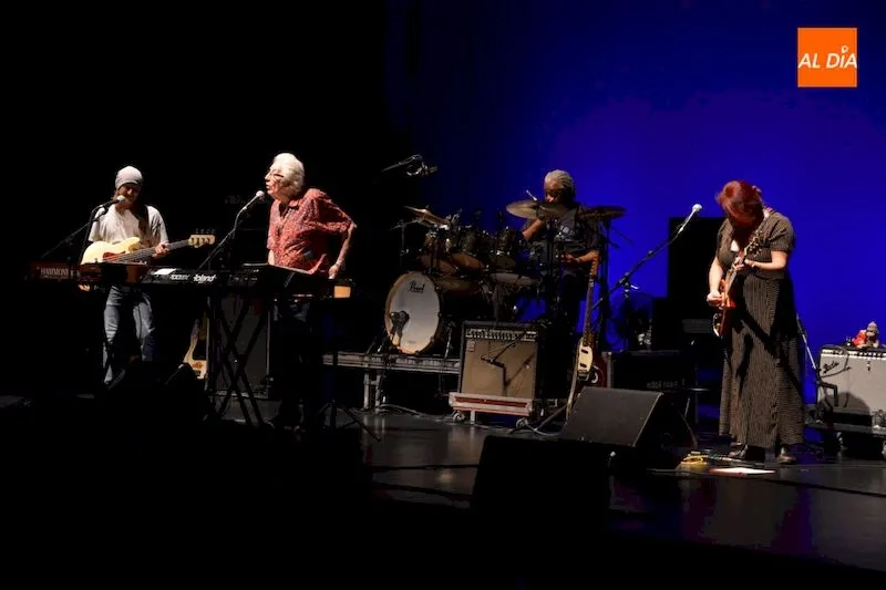 John Mayall y su banda durante su actuación en el CAEM / Lydia González