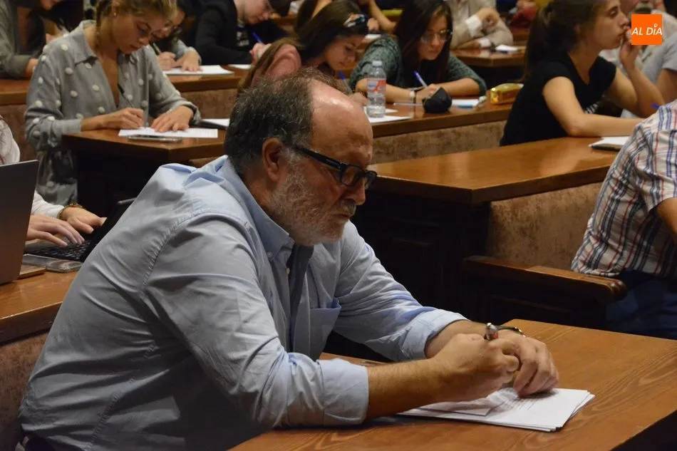 Foto 6 - El ciclo &lsquo;Di&aacute;logos sobre Catalu&ntilde;a&rsquo;&nbsp;contin&uacute;a con la conferencia de Eliseo Aja