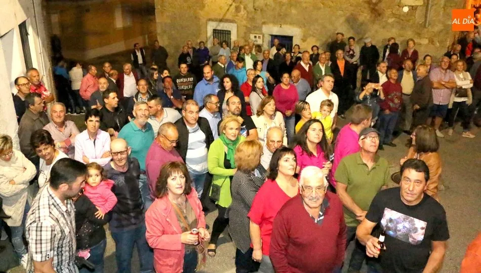 Aunque no hubo pregonero, los vecinos de Cabeza del Caballo no faltaron al chupinazo / CORRAL
