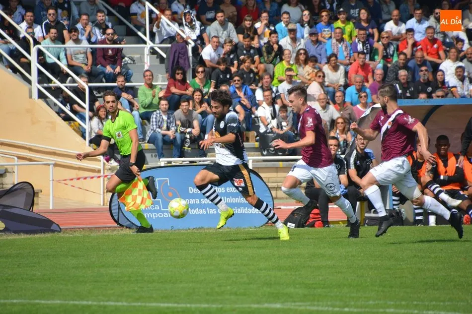 Javi Navas intenta marcharse en velocidad en el partido frente al Haro Deportivo / Lydia González