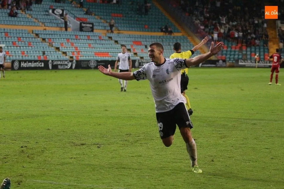 Uxío celebra un gol en el Helmántico