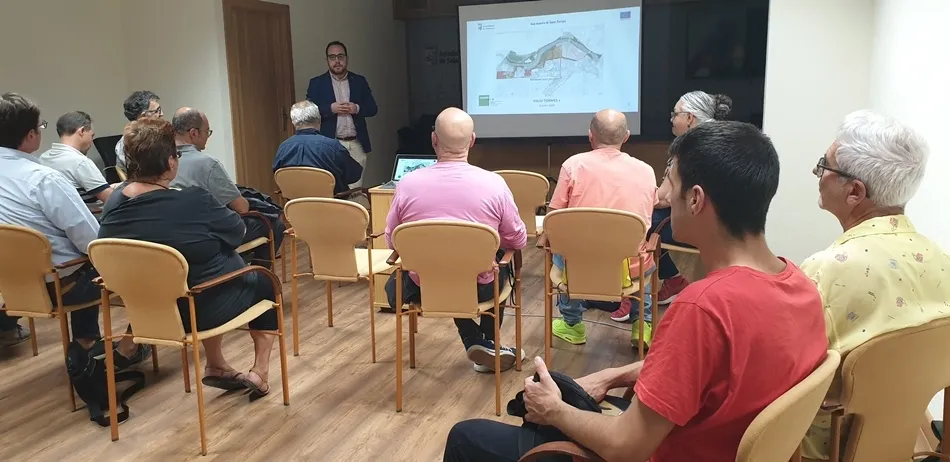 Reunión del concejal de Fomento, Daniel Llanos, con asociaciones de los barrios Huerta Otea, Chamberí, Tejares y Buenos Aires para mostrarles el estado actual de cada uno de los proyectos en curso