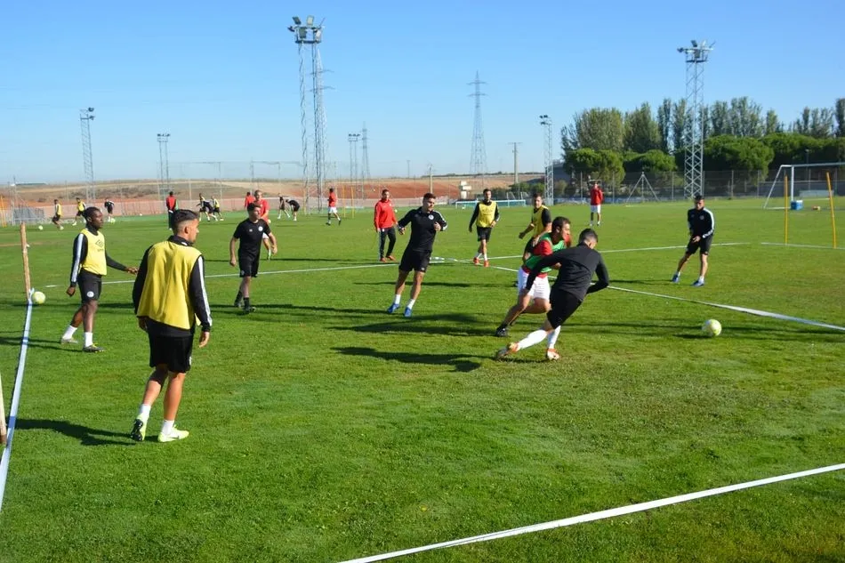 Foto 3 - El Salamanca UDS se pone a tono para el derbi en el Helm&aacute;ntico