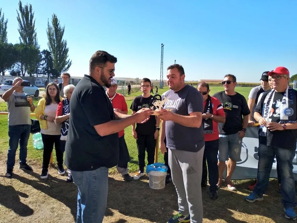 Sandoval, presidente de Unionistas CF, recibe una placa de manos del concejal Alejandro González | Twitter Unionistas CF