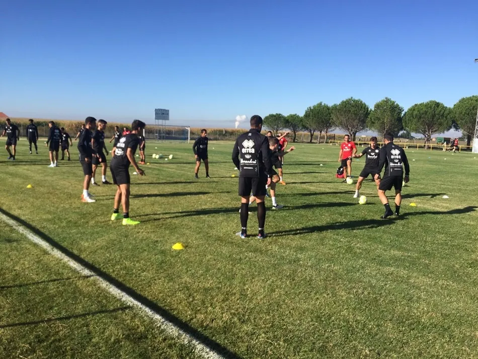 Foto 3 - Unionistas CF recibe el apoyo de su afici&oacute;n de Las Villas ante el derbi