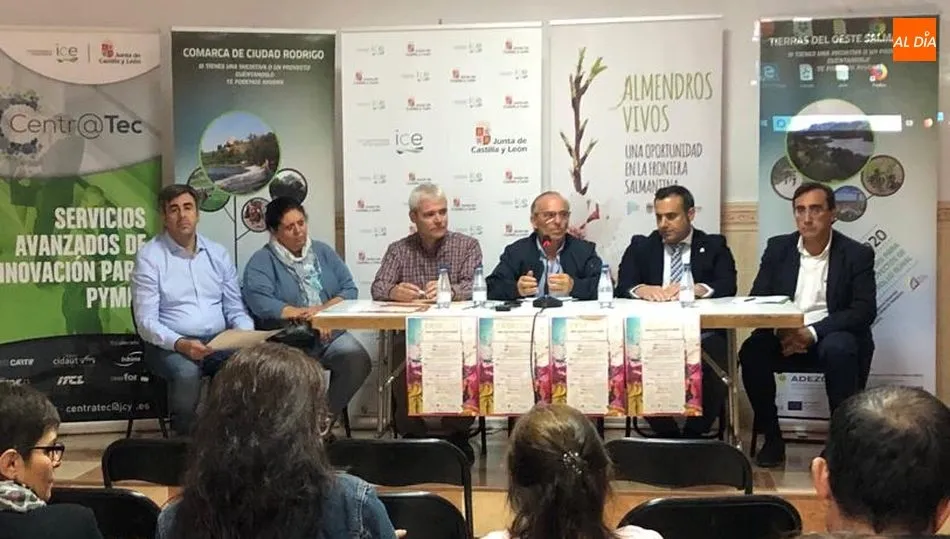Momento de la inauguración de la jornada técnica sobre el cultivo de la almendra en Saucelle  / CORRAL