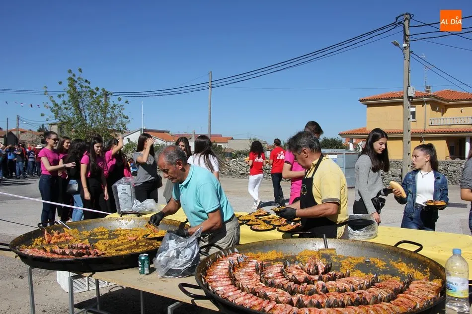 Foto 2 - En Valderrodrigo recargan las pilas con una suculenta paella  