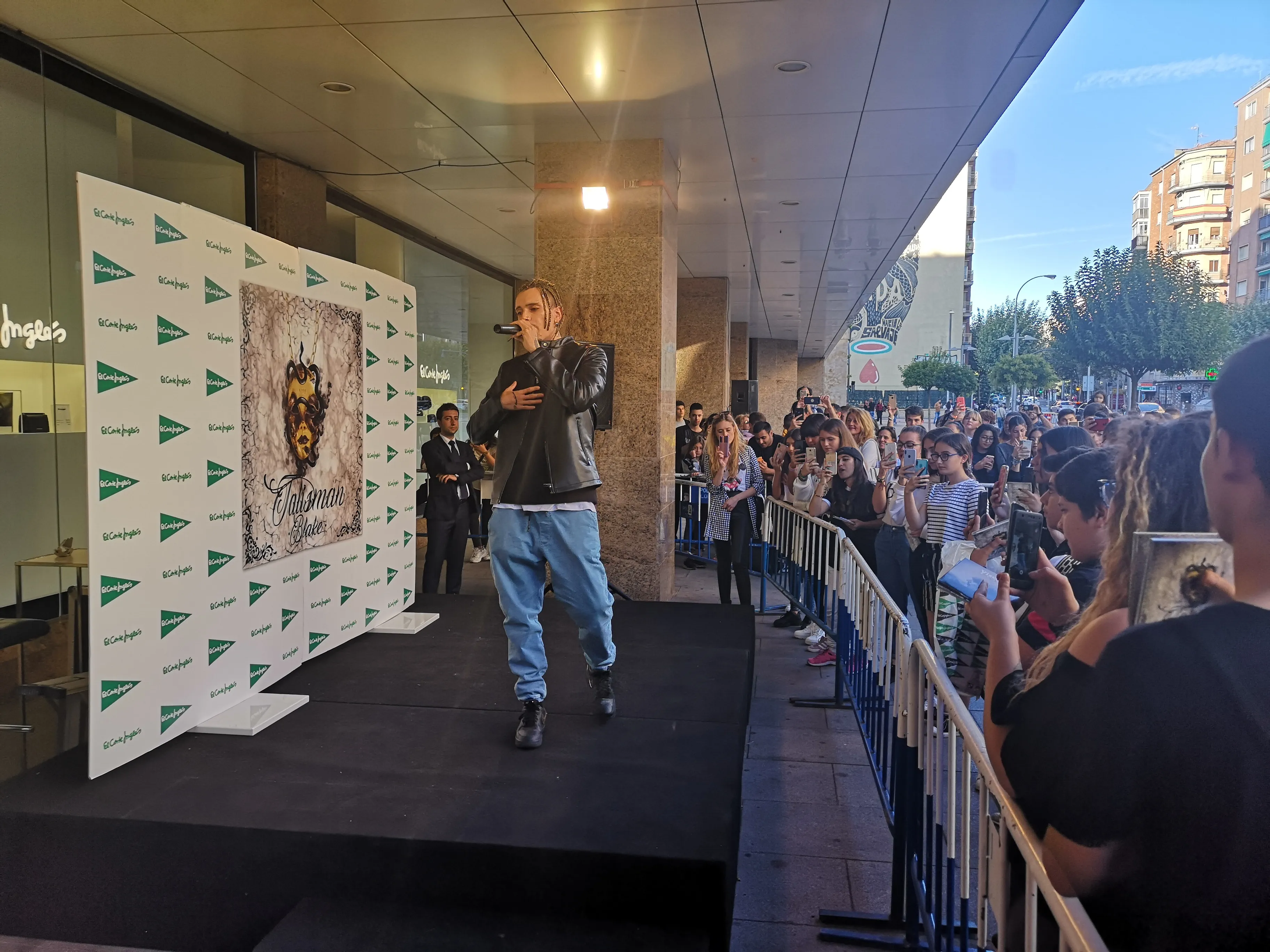 Foto 11 - Los m&aacute;s j&oacute;venes se rinden a Blake en su firma de discos en El Corte Ingl&eacute;s